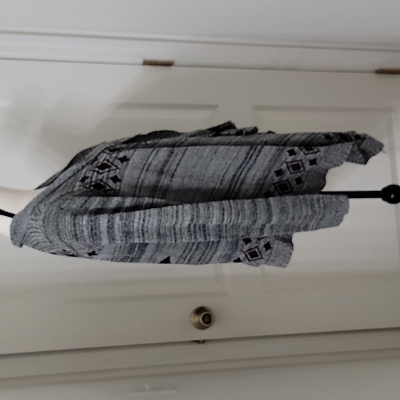 Charlotte Russe Size Unknown, Gray Burgundy Aztec/Southwest Waterfall Cardigan - Picture 5 of 12